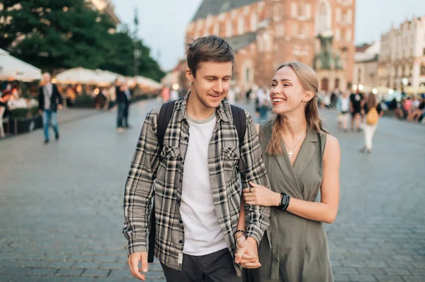 Glückliches Liebespaar Lächelnd Auf Dem Hauptplatz Krakau Krakau — Stockfoto