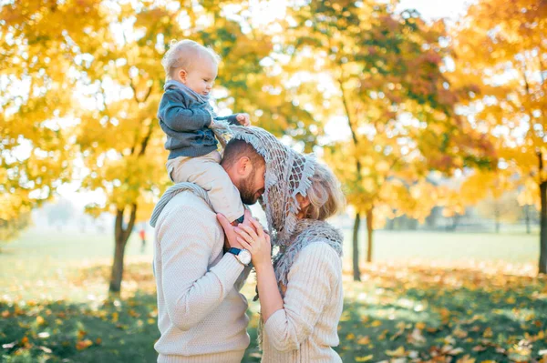 Familie Paar Zoenen Outdoor Met Hun Baby Zitten Vaders Schouders — Stockfoto