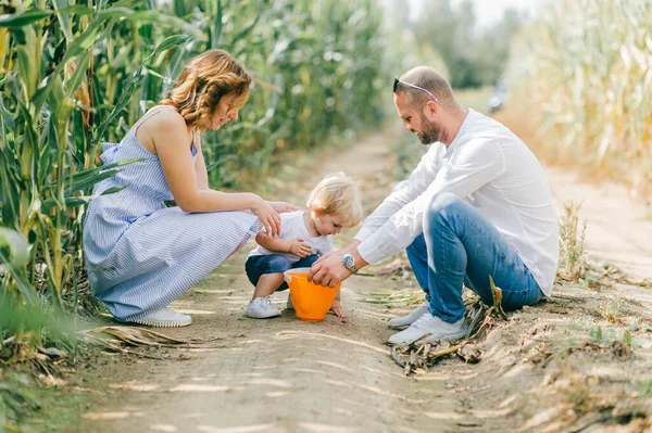 Jeune Belle Maman Robe Bleu Clair Papa Caucasien Fort Avec — Photo