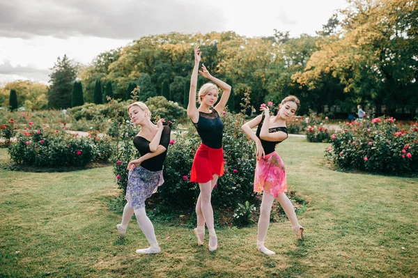 Tres Hermosas Mujeres Bailarinas Jóvenes Medias Mierda Faldas Coloridas Posando —  Fotos de Stock