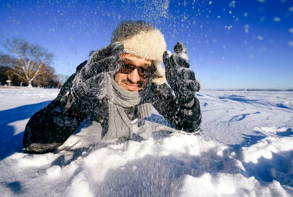 Uomo Felice Con Gli Occhiali Sole Che Gioca Con Neve — Foto Stock