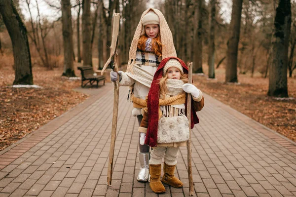 Twee Kleine Meisjes Besloten Koude Herfst Een Lange Wandeling Maken — Stockfoto