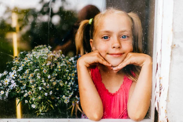 Klein Schattig Kaukasisch Zelf Geïsoleerd Meisje Met Lang Blond Haar — Stockfoto