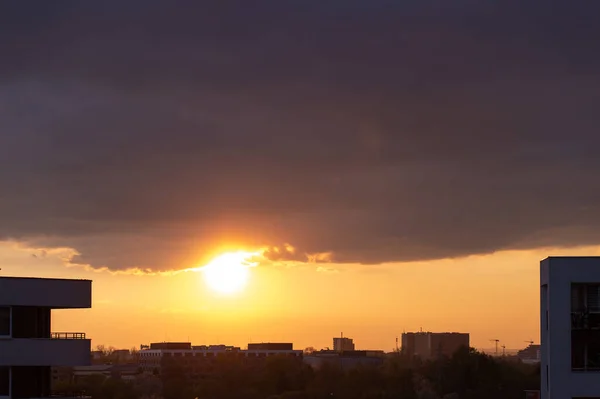 Stadsgezicht Zonsondergang Met Silhouetten Van Huizen — Stockfoto