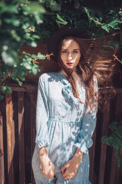 Portrait Mode Jeune Brunette Modèle Féminin Dans Les Buissons — Photo