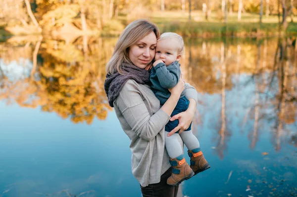 Amare Madre Abbraccia Suo Bambino Assonnato Natura Con Lago Sullo — Foto Stock