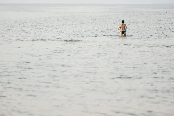 Donna Irriconoscibile Che Cammina Nel Mare — Foto Stock