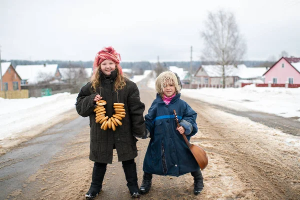 Vackra Kaukasiska Byn Systrar Står Vägen Med Balalaika Och Torkade — Stockfoto