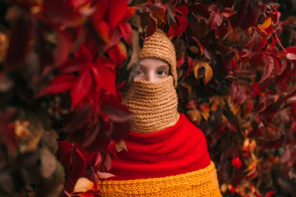 Ritratto Giovane Ragazza Lentiggini Indossando Costume Elegante Insolito Bambina Coperta — Foto Stock