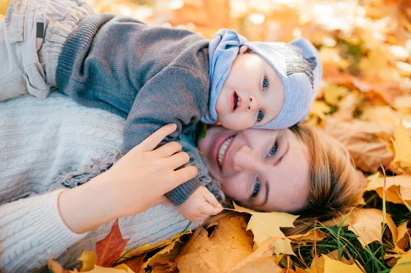 Šťastná Matka Její Krásné Dítě Ležící Podzim Listí Venku — Stock fotografie