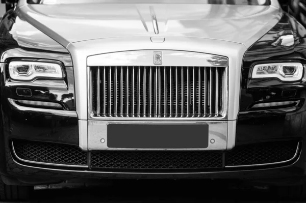 Krakow, Polonya - 25 Temmuz 2019: Siyah lüks süper araba Rolls Royce Phantom Krakow 'da sokağa park etti (Krakow )
