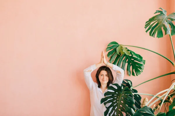 Beautiful Brunette Young Woman Relaxing Posing Camera Pink Wall Backgrorund — Stock Photo, Image