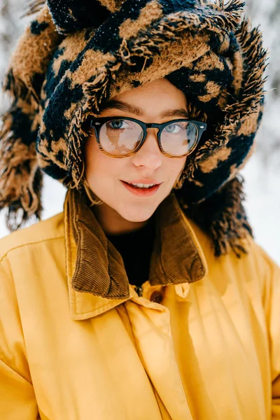 Porträtt Rolig Ung Hipster Flicka Glasögon Med Turbanen Halsduken Poserar — Stockfoto