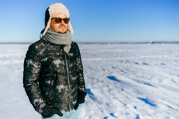 Rêver Homme Élégant Dans Des Lunettes Soleil Posant Dans Champ — Photo