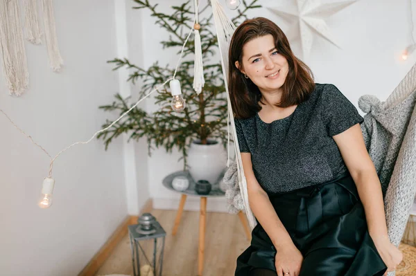 Mooi Jong Meisje Ontspannen Hangmat Versierd Met Kerstboom Kamer — Stockfoto