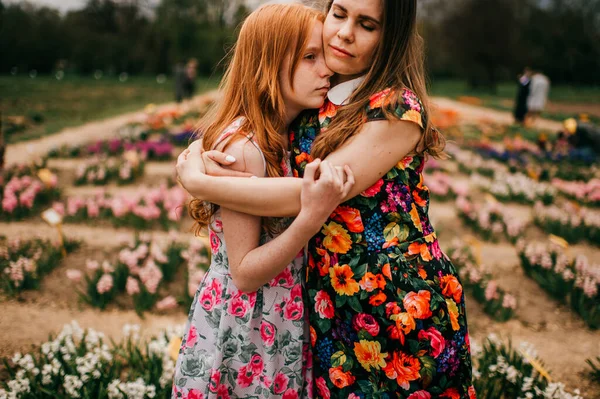 Criança Atraente Com Cabelos Vermelhos Longos Alegra Com Sua Irmã — Fotografia de Stock