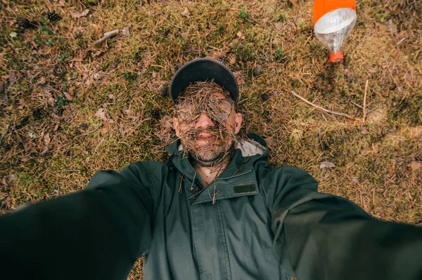 Homme Forestier Avec Des Lunettes Une Casquette Repose Sur Sol — Photo