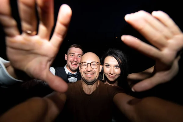 Glimlachende Man Met Opgewonden Bruiloft Paar Het Nemen Van Selfie — Stockfoto