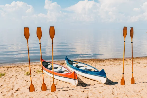 Каное Пляжі Сонячний Літній День Розмитому Морі Хмарами Фону Каяк — стокове фото