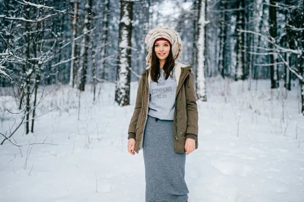 Kar Ormanında Poz Veren Eşarplı Komik Genç Çekici Esmer Kız — Stok fotoğraf