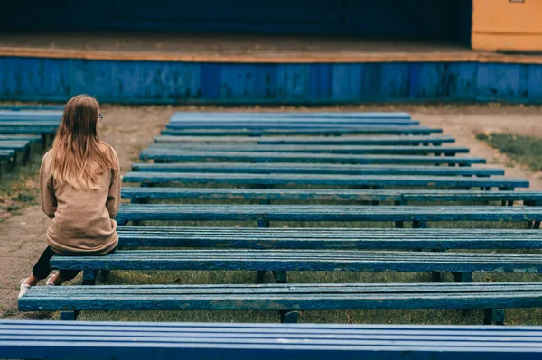 Πορτραίτο Από Πίσω Ενός Μοναχικού Κοριτσιού Που Κάθεται Παγκάκι Υπαίθριο — Φωτογραφία Αρχείου