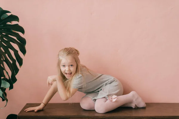 Mooie Kleine Blonde Langharige Meisje Witte Panty Poseren Voor Camera — Stockfoto