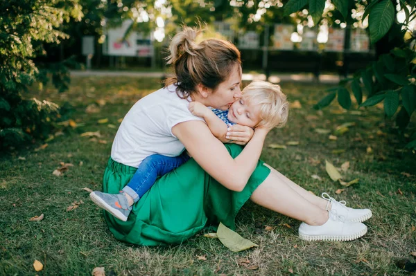 어머니와 그녀의 아들이 공원에서 시간을 보내는 — 스톡 사진
