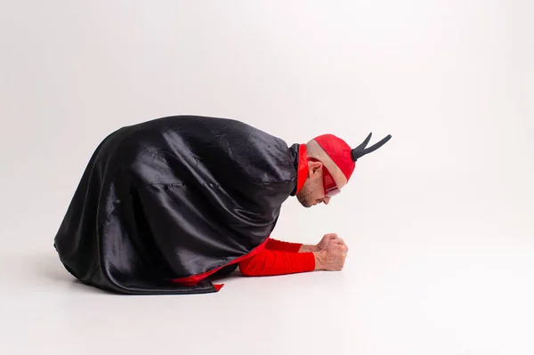 Extraño Hombre Diabólico Gafas Sol Traje Halloween Rojo Negro Posando — Foto de Stock