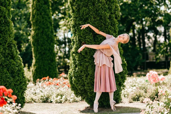 Schöne Ballerina Posiert Wie Eine Exzentrische Frau Italienischem Pak — Stockfoto