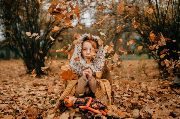 Junges Gefrorenes Mädchen Sitzt Herbstpark — Stockfoto