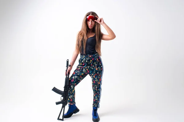 Futurista Hembra Caucásica Con Rifle Asalto Piernas Cruzadas Sobre Fondo — Foto de Stock