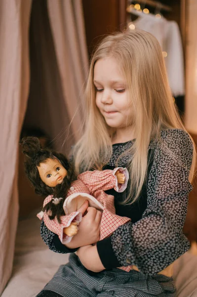 Beautiful Little Girl Sitting Bed Wigwam Holding Her Loving Doll — Stock Photo, Image