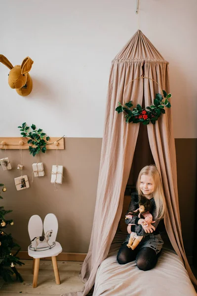 Beautiful Little Girl Sitting Bed Wigwam Holding Her Loving Doll — Stock Photo, Image