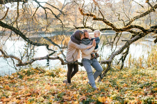 Glad Familj Par Med Sitt Lilla Barn Höstparken Solig Dag — Stockfoto