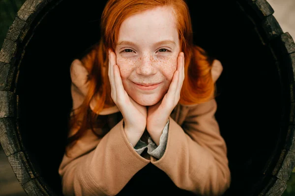 Mladá Dívka Dřevěném Sudu — Stock fotografie