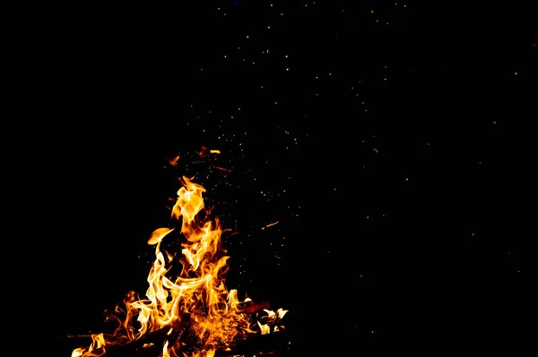 火の公園 炎と煙で森を燃やす 黒の背景に奇妙な奇妙な奇妙な元素の炎の数字 石炭と灰 夜の抽象的な形 自然の中でたき火の屋外 要素の強さ — ストック写真