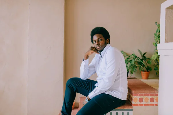Životní Styl Portrét Pohledného Mladého Afrického Černocha Sedícího Křesle Tvarované — Stock fotografie