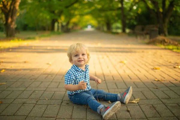 Petit Beau Garçon Caucasien Aux Cheveux Courts Bleus Chemise Bleue — Photo