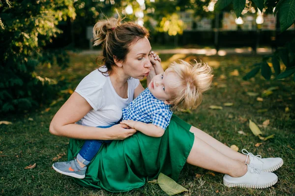 Felice Giovane Mamma Caucasica Suo Piccolo Figlio Biondo Trascorrere Del — Foto Stock