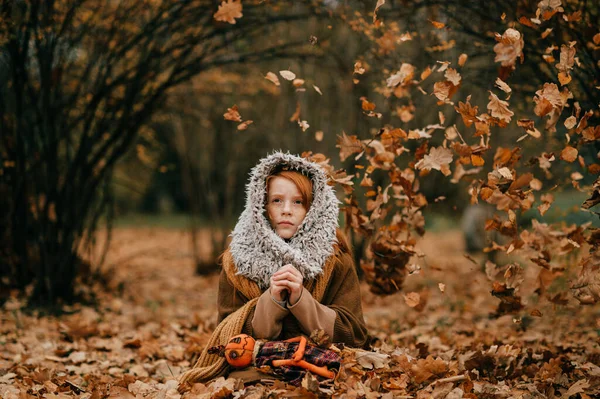 Joven Chica Congelada Sentada Parque Otoño — Foto de Stock