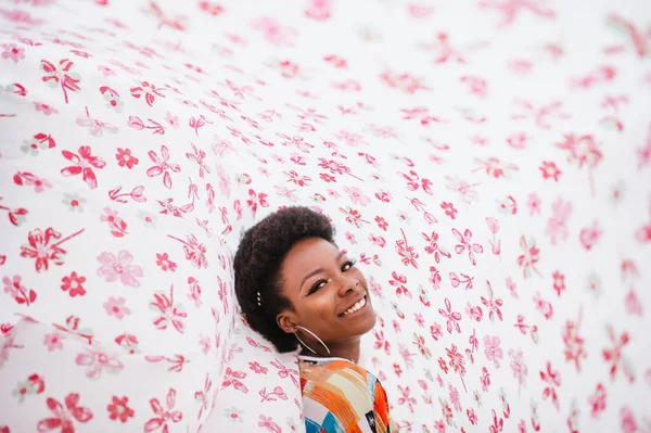 Módní Portrét Africké Americké Dívky Uvnitř Obalu Květinovým Potiskem — Stock fotografie