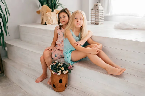 Twee Vrolijke Vrouwelijke Kinderen Met Vrolijke Gezichtsuitdrukking Knuffelen Poseren Wit — Stockfoto