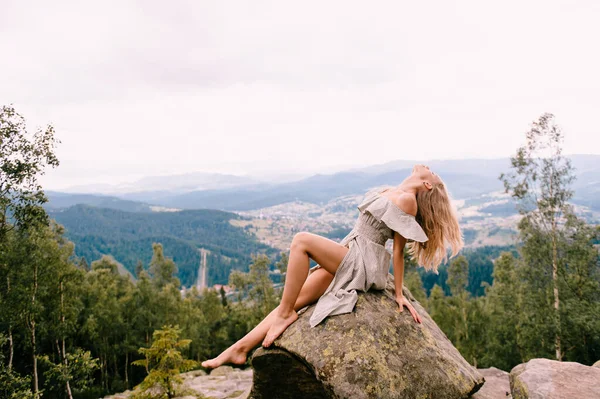 Молодая Девушка Сидит Камня Вершине Горы Обнимает Ноги Головой Лежащей — стоковое фото