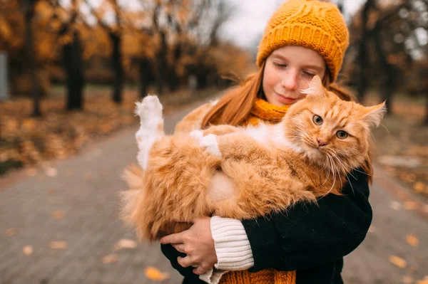 Adorable Chica Pecas Con Expresión Cara Amable Sosteniendo Gato Rojo —  Fotos de Stock