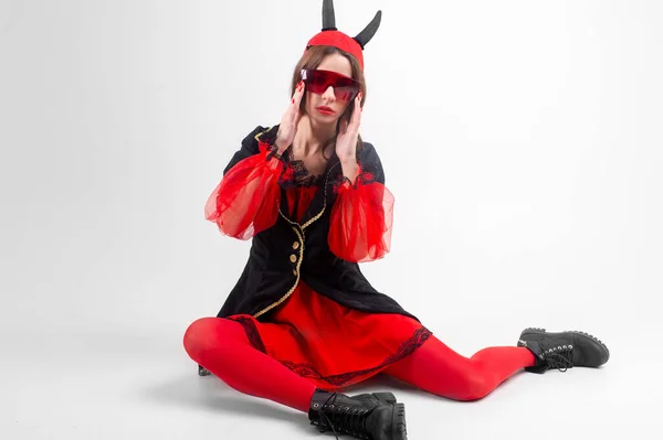 Sexy Brünettes Mädchen Roten Strumpfhosen Maskenkostüm Futuristischer Brille Und Teufelshörnern — Stockfoto