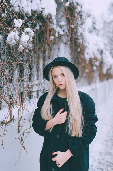 Stylová Krásná Blondýna Dívka Černém Oblečení Klobouk Pózovat Blízkosti Plotu — Stock fotografie