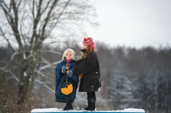 Vackra Kaukasiska Byn Systrar Står Bänken Med Balalaika Och Torkade — Stockfoto