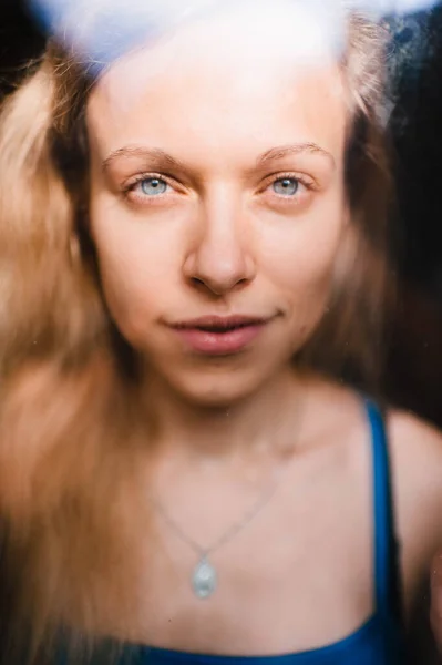 Retrato Linda Menina Caucasiana Com Olhos Azuis Cabelo Claro Rosto — Fotografia de Stock