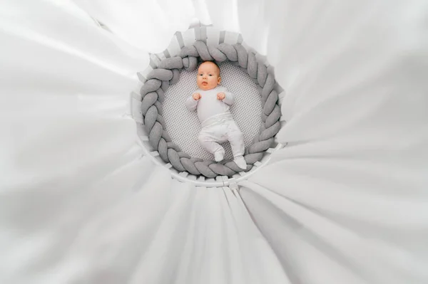Retrato Cima Belo Menino Recém Nascido Engraçado Deitado Volta Cama — Fotografia de Stock