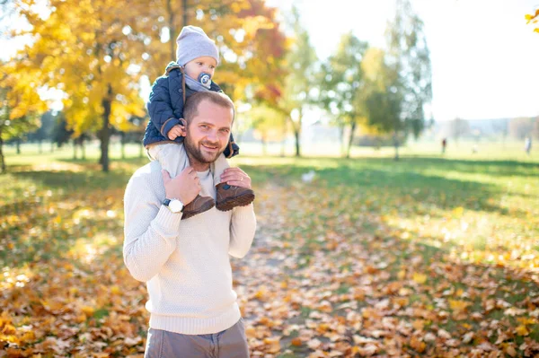 Šťastný Otec Drží Své Krásné Dítě Ramenou Podzimním Parku — Stock fotografie